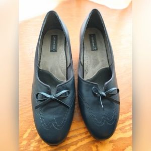EUC Footthrills Size 7WW Navy Leather Wingtip Pumps Made in USA